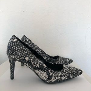 Calvin Klein Pointed Toe Snake print pumps